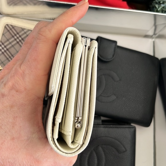 Burberry London Novacheck bifold with kiss lock / crossbody Pristine condition - Picture 3 of 9